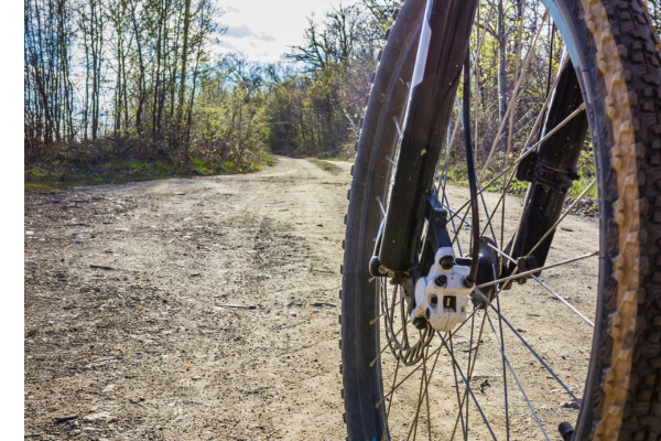 Rodas reforçadas para cicloturismo em terra: aros, raios e cubos