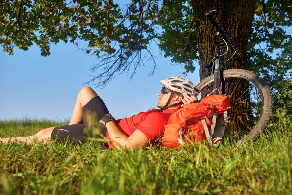 Rotina leve no cicloturismo: pedal, descanso e contemplação