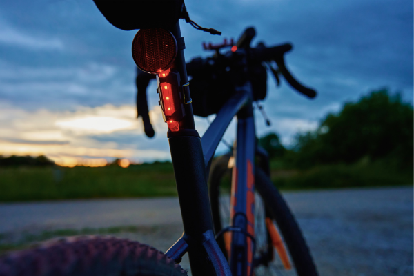 Iluminação no cicloturismo: dínamo, faróis USB e visibilidade