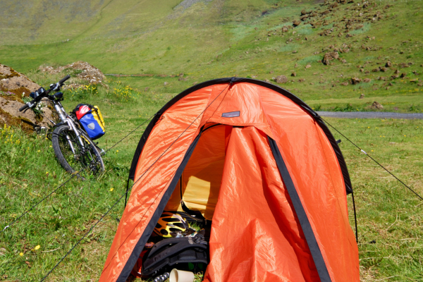 Dormir bem no cicloturismo: camping e hospedagens na natureza