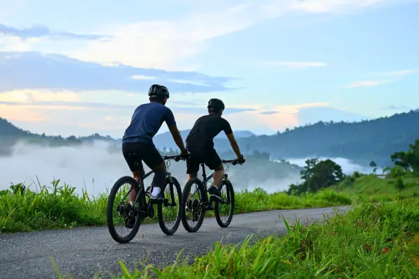 Pedal nas colinas frias do Paraná em trilhas com neblina leve