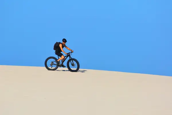 Pedalando dunas maranhenses e lagoas sazonais na rota natural