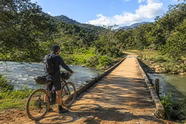 Pedais Por Vales Naturais Com Travessias De Rios Em Pequenas Pontes Rurais