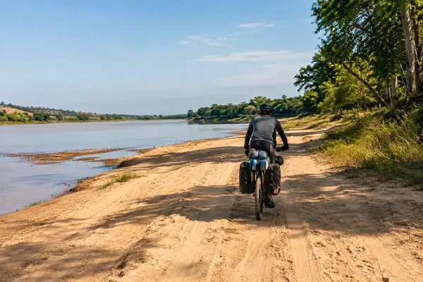 Travessias Ribeirinhas De Bicicleta Em Caminhos De Várzea
